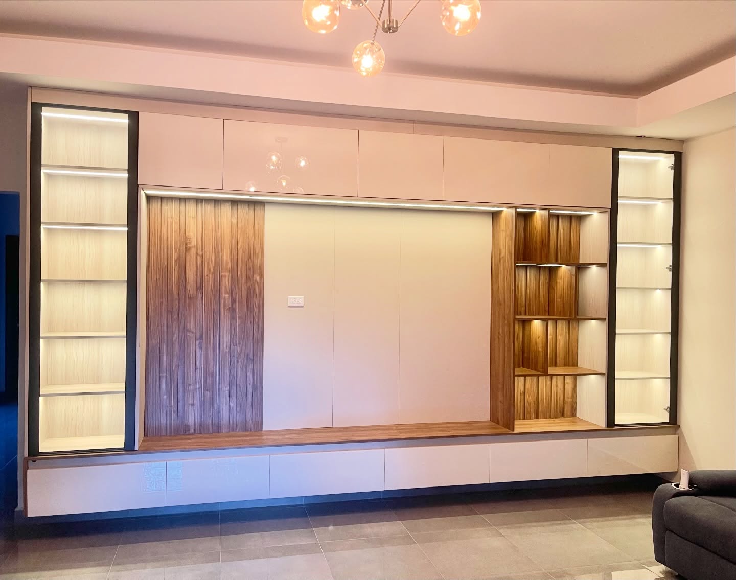Mueble de TV empotrado con nichos iluminados